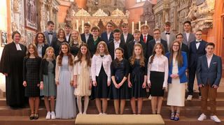 27 Jugendliche feierten in der Stiftskirche am Sonntag ihre Konfirmation. Geleitet wurde der Gottesdienst von Dekanin Wibke Klomp (links).