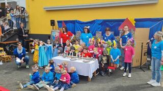 Viel Abwechslung und Sehenswertes war in Glashofen geboten. Enthüllt wurde eine Skulptur des Bildhauers Rainer Englert, die im Ortskern aufgestellt wird.