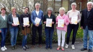 Die Vertreter der „besten Schulen“ am Sportabzeichen-Schulwettbewerb wurden von Manfred Jehle (l.) und Helmut Ebert (r.) geehrt.