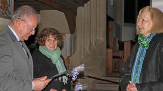 Das „Dankeschön“, das Dekanin Renate Meixner (rechts) den beiden Vortragenden überreichte, kommt von hoch oben: Anette Pelizaeus und Günter Breitenbacher freuten sich über die bemalten Schieferplatten, die bis zur Renovierung noch das Kirchendach deckten.