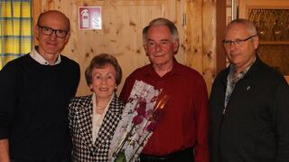 Lena und Kurt Gremminger wurden bei der Hauptversammlung des Odenwaldklubs Buchen für ihren jahrzehntelangen Einsatz geehrt. Unser Bild zeigt sie zusammen mit dem neuen Vorsitzenden Johannes Jeschke und seinem Stellvertreter Erwin Kirchgeßner.