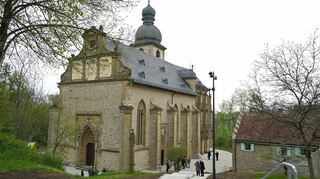 Das Gelände um die Bergkirche präsentiert sich neu gepflastert.