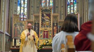 Weihbischof Dr. Gerhard Schneider predigte in der Bergkirche. Am Altar im Hintergrund ist das Gnadenbild der Schmerzensmutter zu sehen.