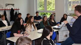 Der stellvertretende Reporter-Chef der Fränkischen Nachrichten, Sascha Bickel (rechts), hielt am Ganztagsgymnasium Osterburken einen Vortrag zum Thema Medienkompetenz und „Fake News“. Dieser ist Teil des FN-Projekts „Die Faktenchecker“, an dem auch die Landeszentrale für politische Bildung beteiligt ist.