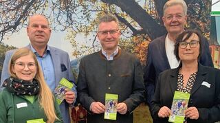 Beim Odenwälder Landkreis-Treffen warben Erster Kreisbeigeordneter Oliver Grobeis, Landrat Dr. Achim Brötel, Stellvertreter des Landrates Günther Oettinger gemeinsam mit Tina Last (Touristikgemeinschaft Odenwald) und Birgit Dacho (Landkreis Miltenberg) für die Region.