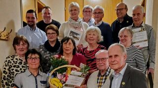 Wahlen, Verabschiedungen und Ehrungen standen beim Obst- und Gartenbauverein Unterschüpf an. Das Bild zeigt (vorne, rechts) den bisherigen Vorsitzenden Werner Seubert und (links) die neugewählte Vorsitzende Katharina Kramer mit Karin Schmitt und Josef Rüdel.