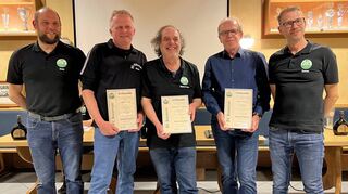 Der FC Külsheim hat vier neue Ehrenmitglieder: Das Bild zeigt (von links) den Co-Vorsitzenden Sven Bohn die Ausgezeichneten Elmar Lurz, Hans-Peter Wagner und Josef Ballweg sowie den Co-Vorsitzendern Stefan Platz. Es fehlt Ehrenmitglied Karl-Heinz Düll.