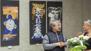 Viel Interesse fand die Vernissage zur Ausstellung „Transformation“ mit Werken der Künstlerin Barbara Schnirch (rechts). Die Werke sind im Martin-Luther-Saal des Evangelischen Gemeindezentrums zu besichtigen.
