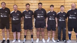 Die Spvgg Hainstadt II errang die Meisterschaft in der Tischtennis-Bezirksklasse Tauberbischofsheim/Buchen und steigt in die Bezirksliga Ost auf. Insgesamt 17 Saisonsiegen stehen lediglich eine Niederlage und zwei Unentschieden gegenüber. Unser Bild zeigt das Meisterteam mit (von links) Bertram Kisling, Hilmar Herberich, Stefan Schäfer, Jan Okorafor, Patrick Ritter, Marco Gramlich und Markus Preuhs. Weiterhin kamen während der Saison Jürgen Gentner Oliver Preiuhs, Luca Gremminer, Vincent Fichtler, David Herberich und Isabell Ritter zum Einsatz.