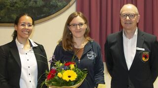 Zur erfolgreichen Prüfung zur Multiplikatorin Schwimmen/Rettungsschwimmen, der höchsten Qualifikation der DLRG in diesem Fachbereich, gratulierten Kerstin Mattern (Mitte) die Leiterin Ausbildung des Landesverbands Baden, Janice Haney, und der stellvertretende Vorsitzende des DLRG-Bezirks Frankenland, Oliver Güßgen.