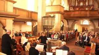 Beim sehr gut besuchten Dankgottesdienst anlässlich des Abschlusses der Außensanierung der Stadtkirche St. Georg sorgte die Kantorei unter der Leitung von Bezirkskantorin Anne-Maria Lehmann für die festliche musikalische Umrahmung.
