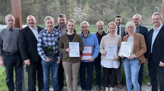 Die Gewählten und Geehrten des TSV Weikersheim mit dem Sportkreisvorsitzenden Volker Silberzahn (rechts), Bürgermeister Nick Schuppert (Vierter von rechts) und dem neuen Ehrenmitglied Dr. Günter Steinmüller (zweiter von rechts).
