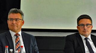 Zwei Landräte, in der Sache vereint: Dr. Achim Brötel (links) und Christoph Schauder kämpfen Schulter an Schulter für Verbesserungen entlang der Frankenbahn.