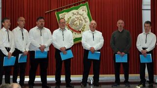 Der Junge Chor Oberrimbach-Lichtel – die ehemals Jungen Wilden unter Leitung von Bert Ruf (Vierter von rechts).