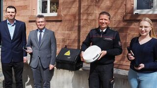 Übergabe des Satelliten-Notfallkoffers in Mosbach. Dieser stellt auch bei Stromausfall die Kommunikation des Landratsamts sicher.