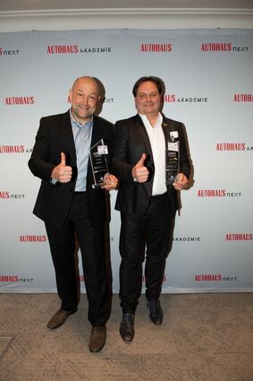 mid Groß-Gerau - Bei der Preisverleihung: v.l.n.r. Udo Jüngling (Geschäftsführer Toyota Versicherungsdienst) und Michael Kainzbauer (CEO Toyota Versicherungsdienst).