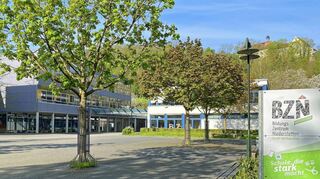 Hier ist man sich einig: Gemeinderat und Bürgermeisterin haben Ausstattung und Sanierung des Bildungszentrums Niederstetten im Fokus.