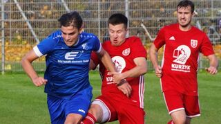 Wochenlang hat der TSV Tauberbischofsheim (rote Trikots) den VfB Reicholzheim gejagt. Jetzt ist er knapp vorne und hätte bei einem Sieg im Spitzenspiel die eindeutig besseren Karten in den Händen.