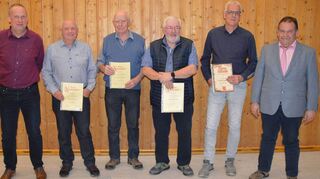 Manfred Stich wurde zum Ehrenmitglied beim SV Hettigenbeuern ernannt. Unser Bild zeigt das neue Ehrenmitglied und die für langjährige Mitgliedschaft geehrten Mitglieder zusammen mit dem Vorsitzenden Christoph Walter und Ortsvorsteher Norbert Meixner.