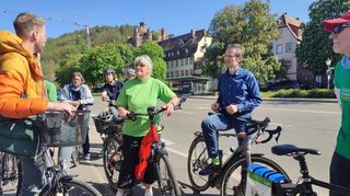 Hermino Katzenstein (Bündnis 90/Die Grünen, Zweiter von rechts) verspricht, sich für einen Radweg über die Odenwaldbrücke einzusetzen.