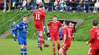 Im Kampf um die Meisterschaft spricht der VfB Sennfeld (rotes Trikot) ein gewichtiges Wörtchen mit.
