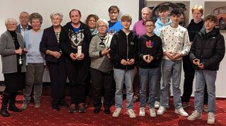 Die geehrten Mitglieder des DJK Sportvereins Bad Mergentheim 1967 zusammen mit dem Vorsitzenden Norbert Eckert (hinten links).