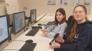 Alexia Nanu und Fiona Keck vom Gymnasium Weikersheim haben den „Hair-Brush-Cleaner“ entwickelt.