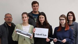 Die Schülerinnen (von links) Rahel Knapp, Julie Schneider und Emely Springer zusammen mit ihren Betreuern bei Bartec.