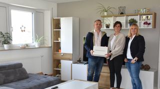 Wanja Kurzyk spendete Mobiliar im Wert von 3000 Euro an die Jugendhilfe Creglingen. Hannah Kemmer (Mitte) und Tina Weise freuten sich sehr.