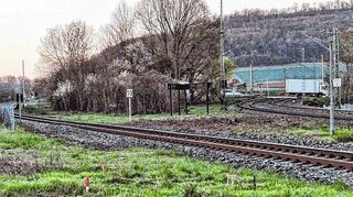 Bei einer Realisierung der Königshöfer Ortsumfahrung in angedachter Variante könnte der Doppel-Bahnübergang auf Dauer beseitigt werden.
