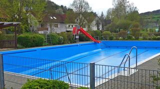 Das Becken des Althäuser Freibades hat sich für die neue Badesaison herausgeputzt. Es bekam von den Mitgliedern des Fördervereins sogar einen neuen Farbanstrich spendiert.