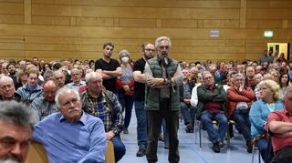 Knapp 600 Besucher kamen am Donnerstag in die Creglinger Mehrzweckhalle, um sich über das geplante Industriegebiet bei Frauental zu informieren. Es gab zahlreiche Wortmeldungen. Die letztlich entscheidende Frage aber blieb unbeantwortet: Welche Firma wird sich in Frauental ansiedeln?