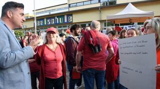 Peter Kunz vom Projektentwickler Lang&Cie. Industrial (links) im Gespräch mit Gegnerinnen des Projekts.