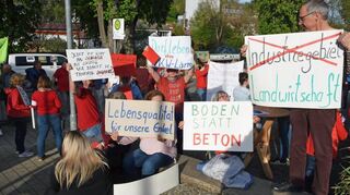 Vor der Mehrzweckhalle brachte die Interessensgemeinschaft „Für unsere Region – gegen den Logistikstandort Frauental“ ihren Protest plakativ zum Ausdruck.