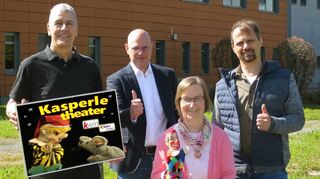 Die Energieagentur Neckar-Odenwald-Kreis EAN und KWiN gehen mit einem Umweltbildungspro-gramm für Kinder „on Tour“. Darüber freuen sich (von links) Wolfgang Muschter, Vorstand Sebastian Damm und Susanne Wirtz von der KWiN und Uwe Ristl von der EAN.