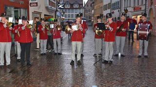 Der Gewitterregen machte den Musikantinnen und Musikanten der Stadtkapelle einen Strich durch die Rechnung: Die Serenade wurde abgesagt. Mit nachlassendem Regen musizierte das städtische Orchester noch drei Märsche.