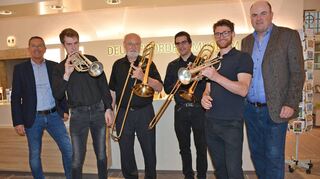 Für den musikalischen Höhepunkt des Abends sorgte das Quartett mit feierlichen Klängen vom Bläserturm des Schlosses. Das Bild zeigt (von links) FN-Desk-Chef Olaf Borges, das Quartett mit Axel Spieweck (Trompete), Uli Dieter, Thomas Kunhäuser (beide Posaune) und Turmbläser Maximilian Ortmeier sowie den FN-Marketingleiter Michael Wünsch.