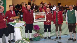 Die Vertreter der beiden Musikvereine beim Austausch von Gastgeschenken.