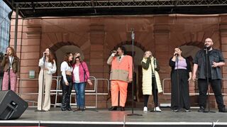 Sieben Talente sangen zusammen mit Arian Golic beim Goldenen Mai erstmals vor Publikum und gaben einen Vorgeschmack auf die Show.