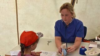 Echte Ärztinnen und Ärzte behandelten die Kuscheltiere zusammen mit den Kindern. Dabei gewannen die Kleinen einblicke in die Medizin.