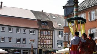 Das Bekleidungsgeschäft „Niederle-Groh Mode & Trend“ unterhielt die Besucher mit einer Modenschau auf der Showbühne vor dem Alten Rathaus.
