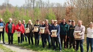 Der Gemeinderat bei der Waldbegehung zusammen mit den Forstleuten Jörg Puchta, Hubert Müller, Christof Hilgers und Björn Mai.