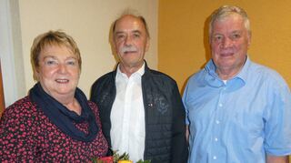 Bei der Mitgliederversammlung des SV Osterburken gab es Ehrungen. Das Bild zeigt rechts den neuen Vorsitzenden Gustav Hofman mit Ingrid Reinmuth, die fast 50 Jahre, und Hans Meinhardt, der über 30 Jahre im Vorstand aktiv war.
