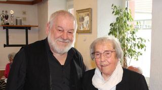 Maria Meidel wurde für 60 Jahre Mitgliedschaft vom Vorsitzenden Bernd Dietrich geehrt.