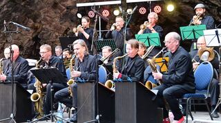 Die Frankfurt Jazz Bigband bei ihrem Auftritt auf der Burg Wertheim.