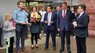 Zahlreiche Gratulanten hatten sich eingefunden, um den zukünftigen Bürgermeister Georg Wyrwoll (Zweiter von links) zu beglückwünschen. Dazu gehörten neben Amtsinhaber Ottmar Dürr (Zweiter von rechts) auch Landrat Christoph Schauder (rechts) und Landtagsvizepräsident Professor Dr. Wolfgang Reinhart (MdL).