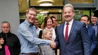 Amtsinhaber Ottmar Dürr (rechts) gratuliert seinem Nachfolger Georg Wyrwoll.