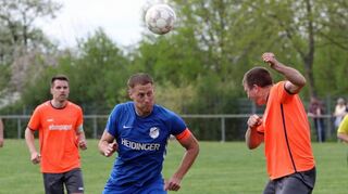 Über 90 Minuten sah es nach einem Unentschieden für den SV Harthausen (blaue Trikots) aus. Doch in der ersten Minute der Nachspielzeit machte Wiesenbach dann doch noch das 1:0.