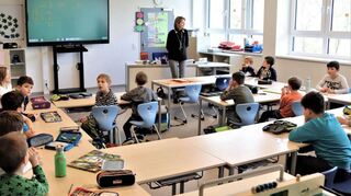 Die Schüler fühlen sich wohl in ihren hellen Klassenräumen.
