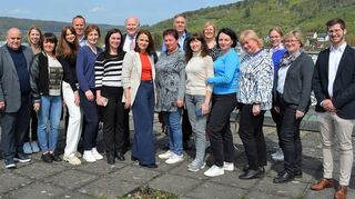 OB Udo Glatthaar (Mitte) mit dem stellvertretenden Gemeindevorsteher Oleksandr Kutsenko (Dritter von links), Katrin Kohlschreiber-Haas vom DHBW-Campus (Zweite von rechts) und den Vertreterinnen der ukrainischen Delegation sowie Verwaltungsmitarbeitern beim Empfang im Neuen Rathaus.